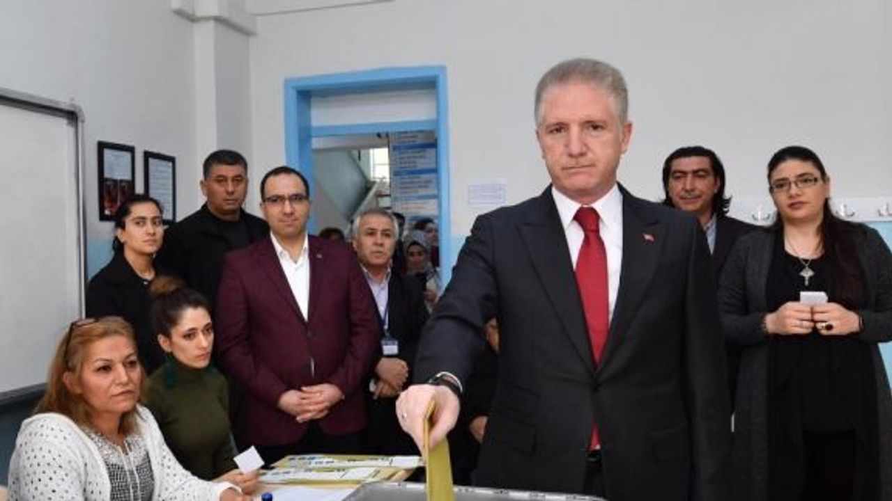 Vali Gül, eşi Gülden Gül ile oyunu kullandı