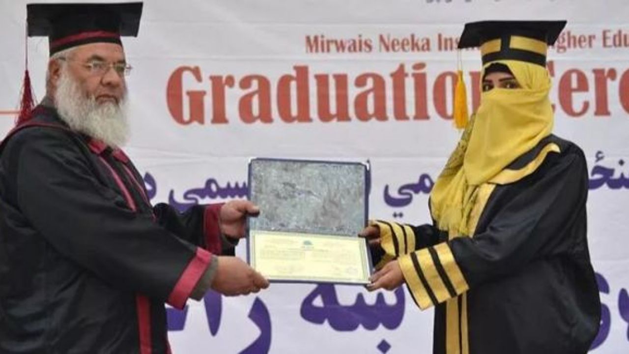 Taliban'a rağmen Hukuk Fakültesi'nden mezun oldular!