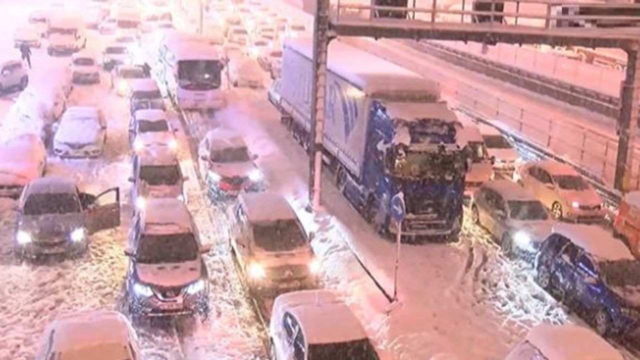 İstanbul'da saat 13.00'a kadar özel araçların trafiğe çıkışına müsaade edilmeyecek
