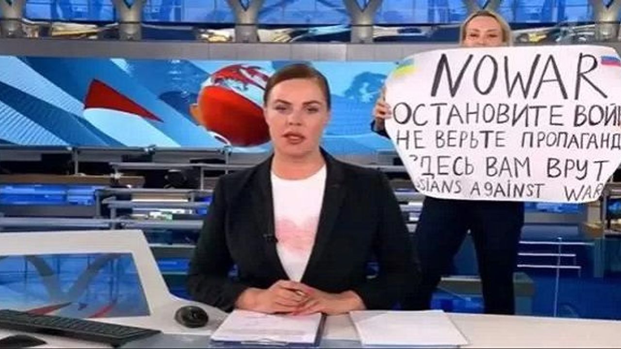 Rusya televizyonunda Ukrayna'nın işgalini protesto eden editöre para cezası