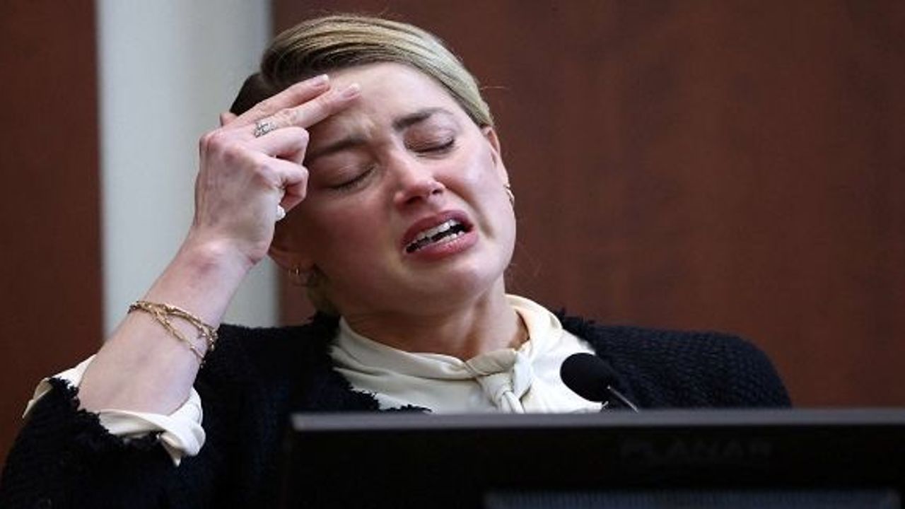 Amber Heard, mahkemede yaşadığı şiddeti anlatırken gözyaşlarına boğuldu