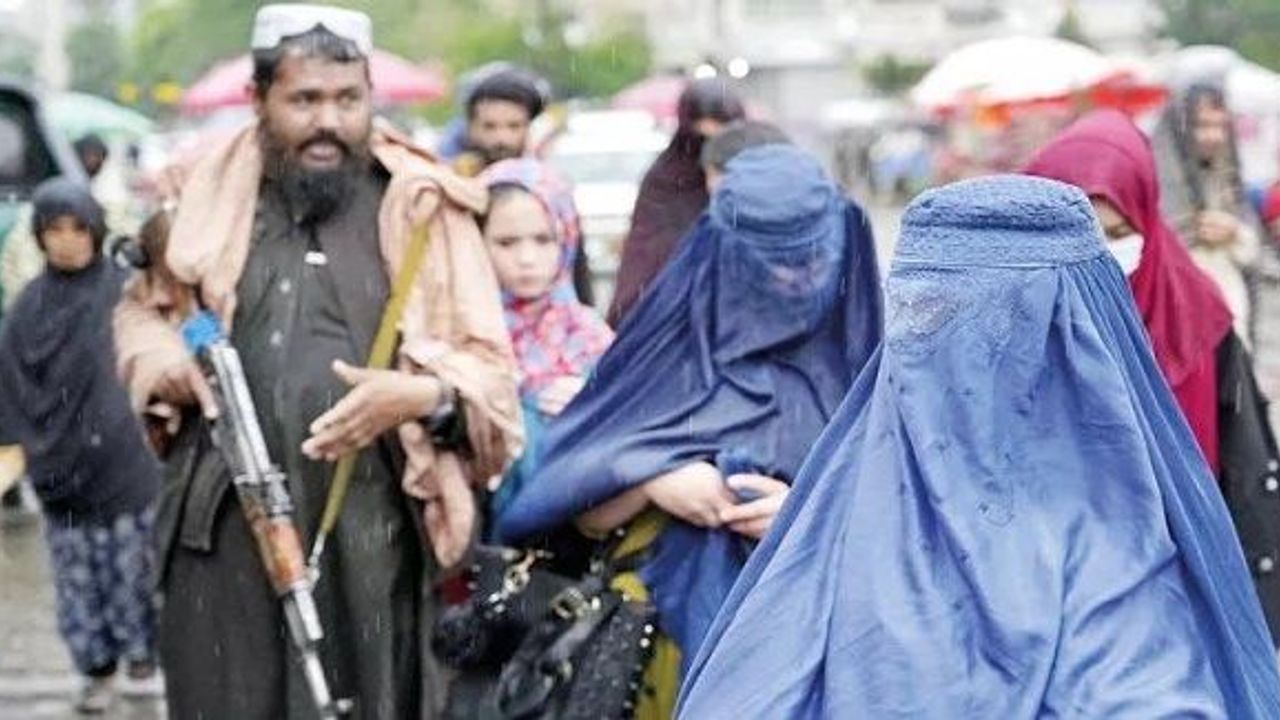 Taliban kadınlara burka giyme şartı getirdi... Uymayanın yakınına hapis cezası!