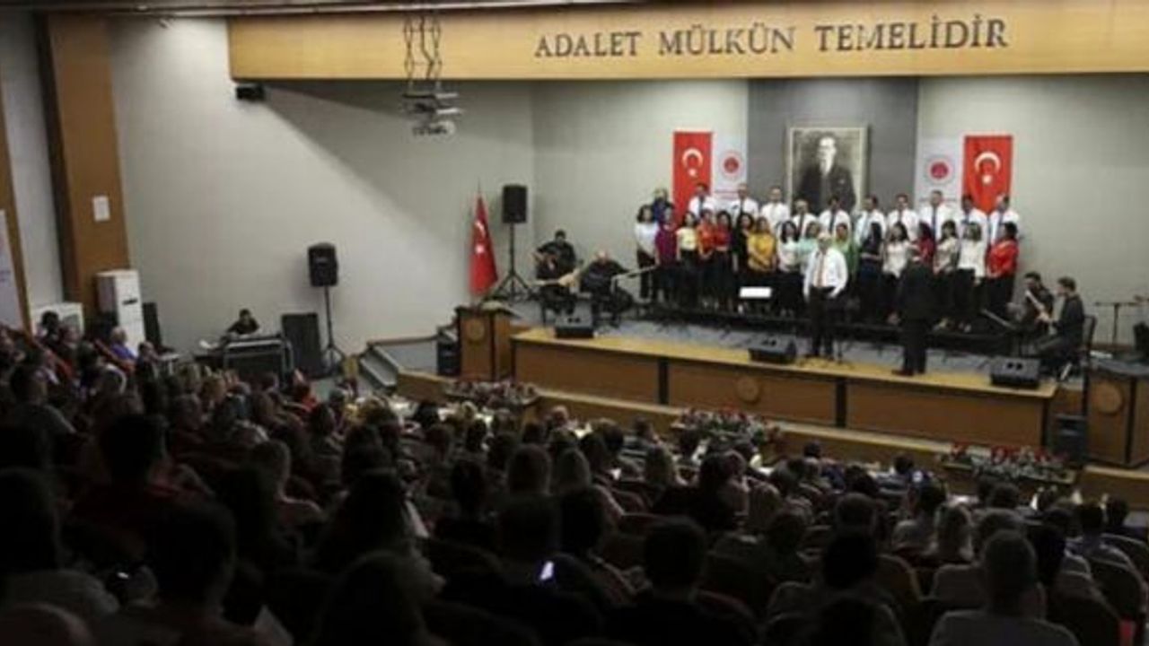 Ankara Adliyesinde hakim, savcı ve memurlardan oluşan korodan konser