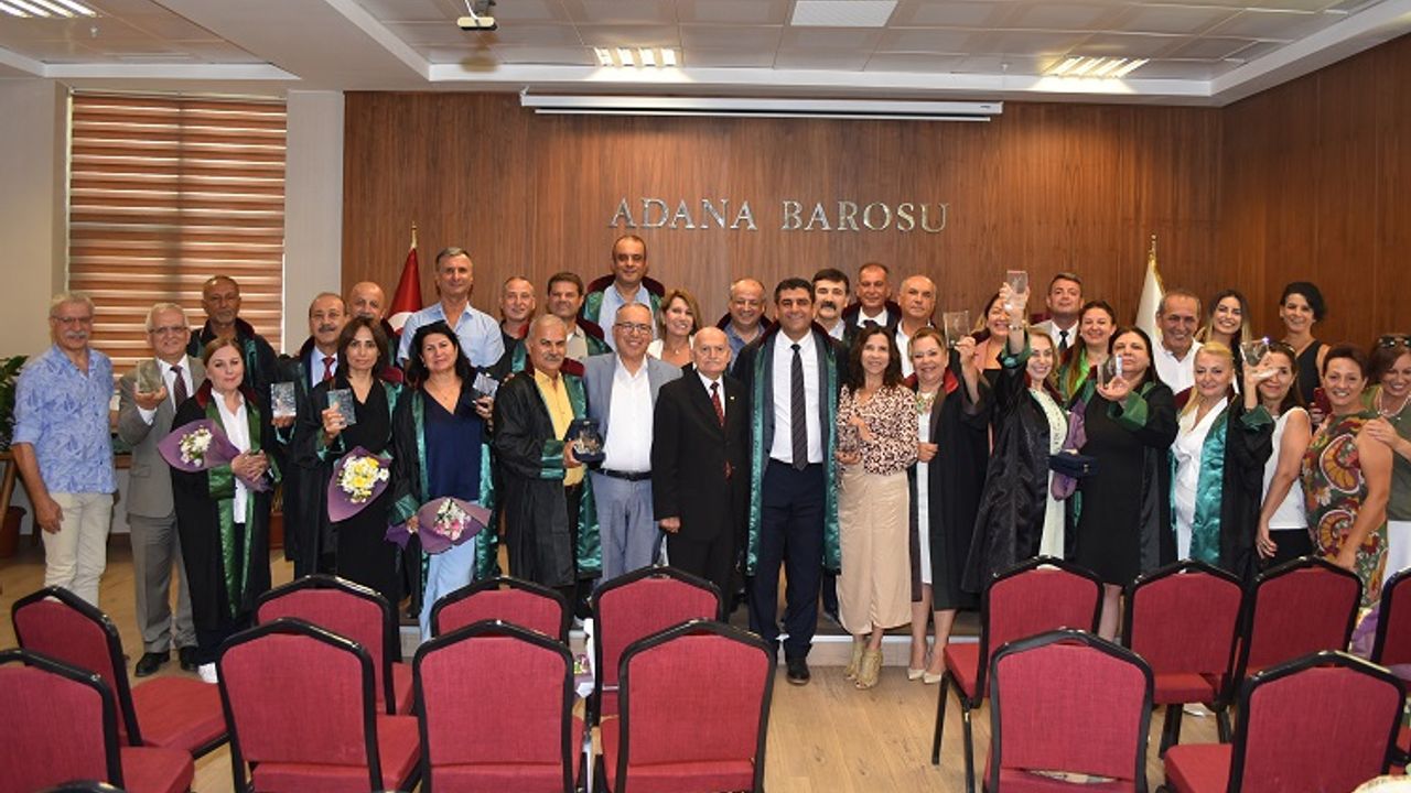 Adana Barosu'nda meslekte 30 ve 35. yılını tamamlayan avukatlara plaket