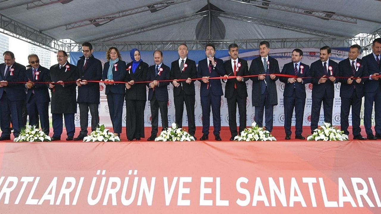 Adalet Bakanı Tunç, İşyurtları Ürün ve El Sanatları Fuarı'nın açılışına katıldı
