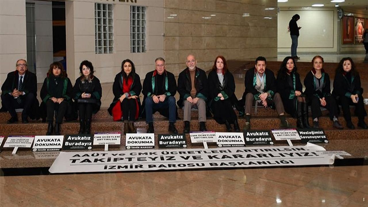 Avukatlardan CMK tarifesine karşı oturma eylemi