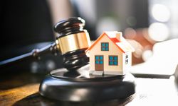SORUNLU KAT MALİKİNİN BAĞIMSIZ BÖLÜMÜNÜN SATTIRILARAK ÇIKARTILMASI (YARGI KARARLARIYLA)