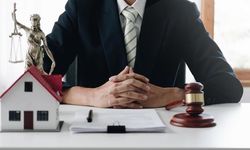 KONUT VE ÇATILI İŞYERİ KİRALARINDA KİRACININ 10 YILLIK UZAMA SÜRESİ SONUNDA SEBEP GÖSTERMEKSİZİN TAHLİYESİ