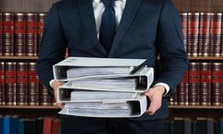 DOSYA TUTMA VE SAKLAMA YÜKÜMLÜLÜĞÜNÜN “UYARMA” YAPTIRIMINA BAĞLANMASI: AVUKATLIK KANUNUNUN 135. MADDESİNE DAİR ELEŞTİREL BİR DEĞERLENDİRME