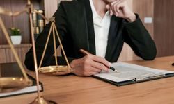 VERGİ HUKUKUNDA ŞEKİLCİLİK SORUNU: e-FATURA YERİNE e-ARŞİV FATURA DÜZENLENMESİ VE ÖZEL USULSÜZLÜK CEZALARI ÜZERİNE BİR DEĞERLENDİRME