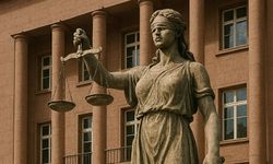 UYUŞTURUCU TİCARETİ SUÇUNDA KADER BELİRLEYEN ÇİZGİ: SENTETİK MADDELERDE HUKUKA AYKIRI DELİL SORUNU