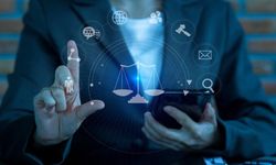 Sosyal Medya, İzleyici Etkisi ve Hibrit Kopuş Savunması Perspektifinden Çok Katmanlı Yargılama Alanı