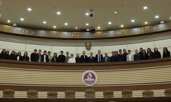 AYM Başkanı Özkaya, ziyarette bulunan öğrencilerle bir araya geldi