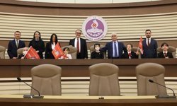 AYM Başkanı Özkaya, Lösemi tedavisi gören çocukları misafir etti