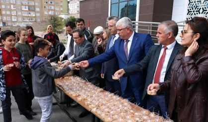 Yozgat’ta Merkez Ortaokulu’nda aşure dağıtıldı