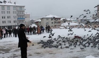 Akdağmadeni’nde öğrenciler güvercinleri besledi