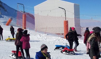 Öğrenciler Erciyes’te karın keyfini çıkardılar