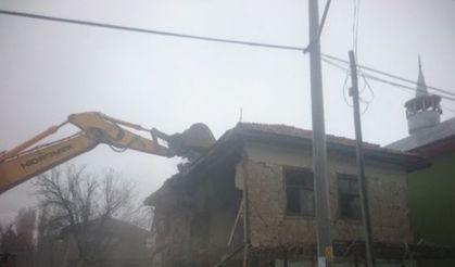 Burdur’da metruk binalar yıkılıyor
