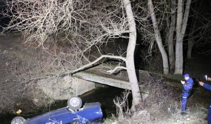 ’Dur’ ihtarına uymayan sürücü, önce polis aracına çarptı sonra köprüden uçtu