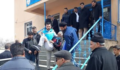 73 yaşındaki adam oy kullanmaya ambulans ile getirildi