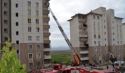Apartmanın elektrik panosu yandı: Dumandan etkilenen 8 kişi hastanelik oldu