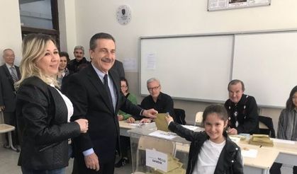 Başkan Ataç eşi ve kızı ile birlikte sandık başına gitti