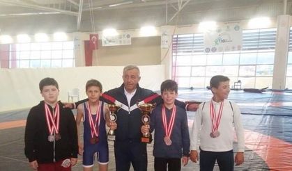 Burhaniyeli güreşçiler Balıkesir’de derece yaptı