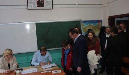 Cumhur İttifakı Büyükşehir Adayı Yücel Yılmaz oyunu kullandı