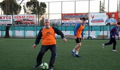 Dr. Aydoğan Arslan gençlerle maç yaptı