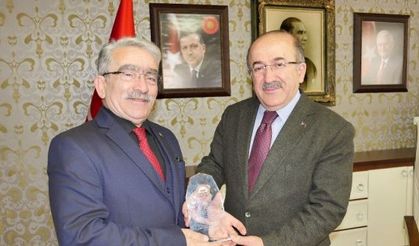 Emeklilerden Başkan Gümrükçüoğlu’na teşekkür plaketi
