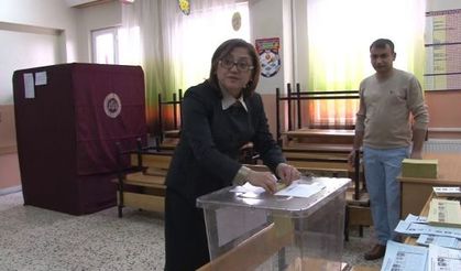 İlklerin kadını ilk oyu kullandı