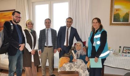 Karaman İl Sağlık Müdürü Arslan, evde bakım hizmeti alan yaşlıları ziyaret etti