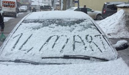 Karlıova’da ekipler karla mücadele ederken kar yağışı başladı