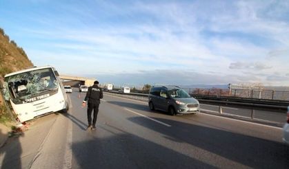 Kontrolden çıkan midibüs, yol kenarındaki kayalık alana yan yattı: 1 yaralı