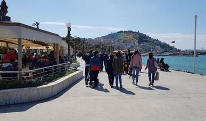 Kuşadası’nda oy kullanan soluğu sahilde aldı