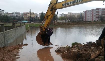 Midyat’ta yağmur nedeni ile ev ve iş yerlerini basan sular tahliye edildi