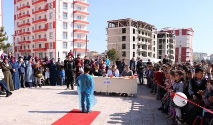 Öğrencilerden geri dönüşüm defilesi