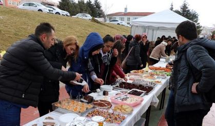 Okulları yararına kermes açtılar