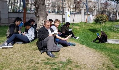 Polatlı’da öğrencilerden parkta kitap okuma etkinliği