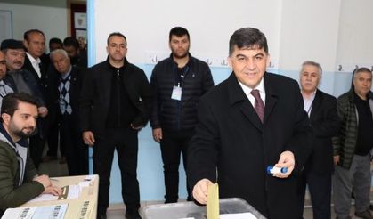 Rıdvan Fadıloğlu, oy kullanmaya eşiyle birlikte gitti