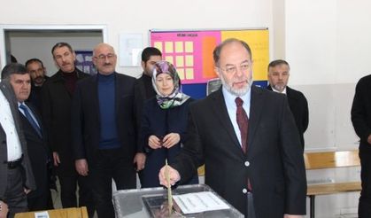 Sağlık eski Bakanı Akdağ ve Başkan Sekmen oyunu kullandı