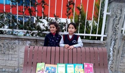 Siirtli kızlar, annelerinin atacağı kitapları toplayıp satmaya başladı