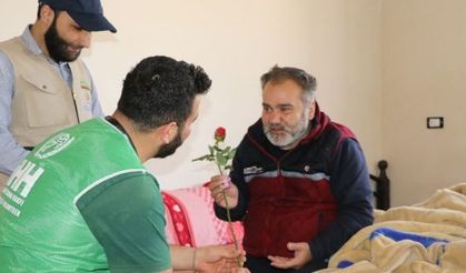 Suriye’de çocuklarına kaybeden anne babalara Yaşlılar Haftası’nda gül hediyesi