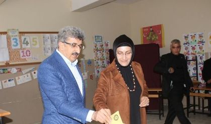 Van Valisi Bilmez eşiyle birlikte oyunu kullandı