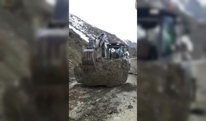Yüksekova’da heyelan sonucu yola kaya parçaları düştü