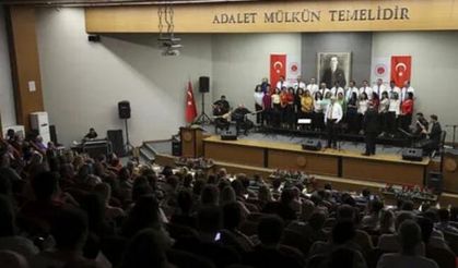 Ankara Adliyesinde hakim, savcı ve memurlardan oluşan korodan konser