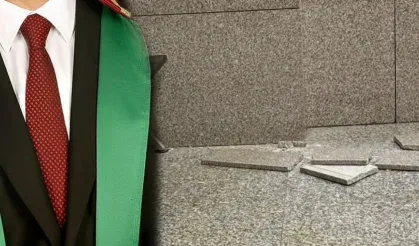 Adliyenin duvar kaplaması avukatın üzerine düştü!