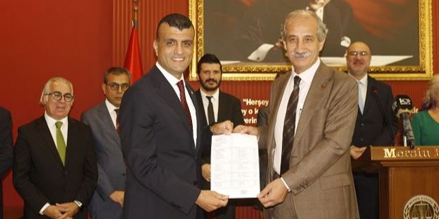 Mersin Barosu Başkanı Gazi Özdemir mazbatasını aldı