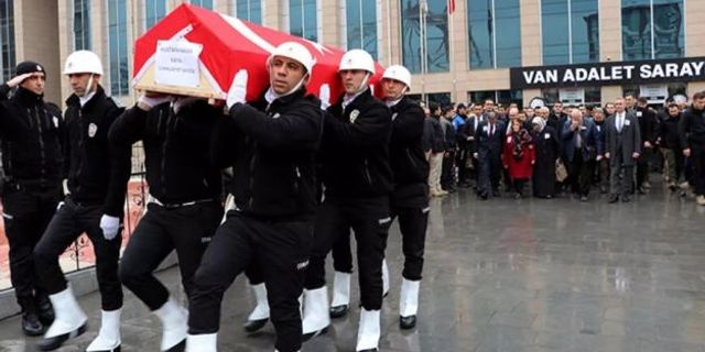 Savcı Mustafa Hakan Kaya için adliye önünde tören