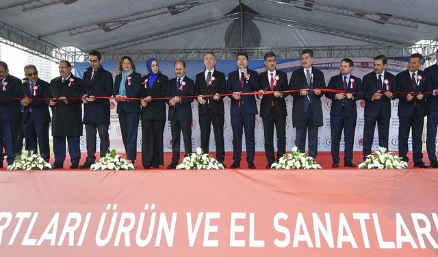 Adalet Bakanı Tunç, İşyurtları Ürün ve El Sanatları Fuarı'nın açılışına katıldı